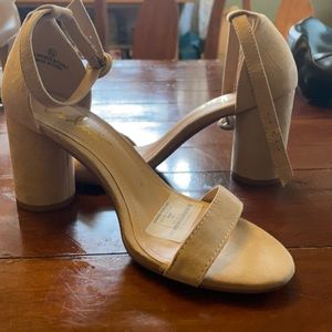 NWT Lulu’s tan heels size 6.5